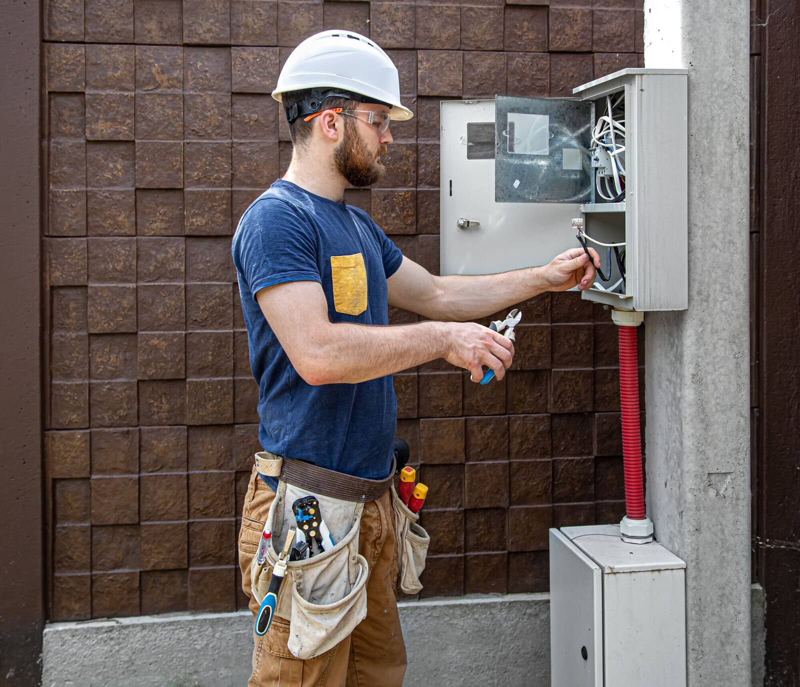 Voltage Electric technician